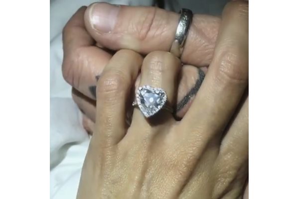 Годежният пръстен на ръката на актрисата Британи Фърлан. СНИМКА: Инстаграм/brittanyfurlan