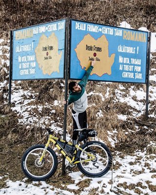 Иван  Димитров  и другите  велоентусиасти обикалят из Балканите, като са  стигали до центъра на Румъния.
