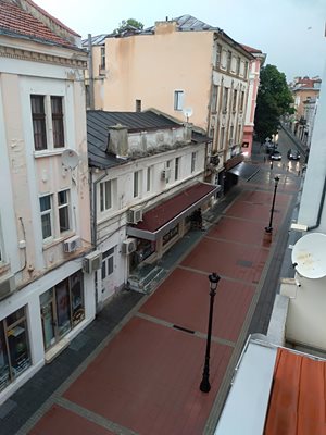 Дъждът прогони минувачите от пловдивските улици