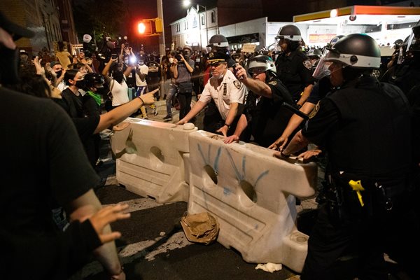 Сблъсъци между полиция и протестиращи имаше отново в Минеаполис. Полицията използва спрейове със сълзотворен газ.