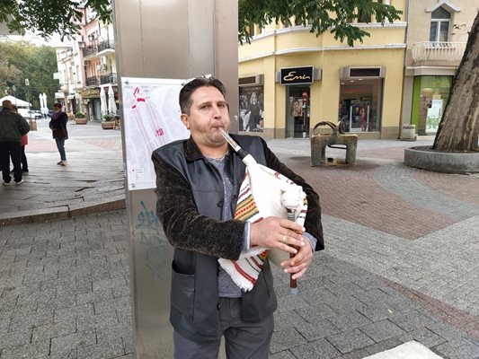 Славчо Чернев често свири на гайда на най-централното място в Пловдив.
