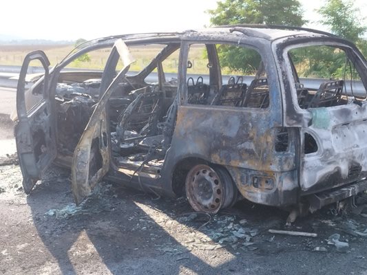 Това остана от автомобила, който изгоря днес на магистрала "Тракия" в района на Сливен. Снимка: Ваньо Стоилов