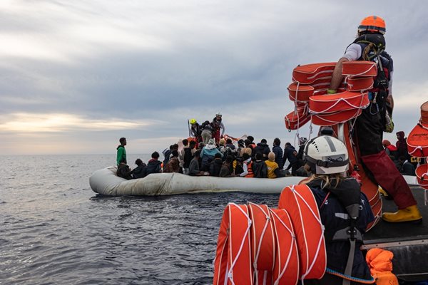 92-ма мигранти са спасен в Средиземно море. СНИМКИ: SOS Mediterranee