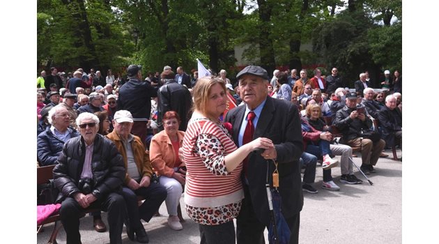 Мъж и жена танцуват на песните на Орлин Горанов в Борисовата градина. Концертът бе организиран от БСП за 1 май.