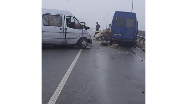 Катастрофата стана на надлеза над жп линията София - Бургас край Звъничево.