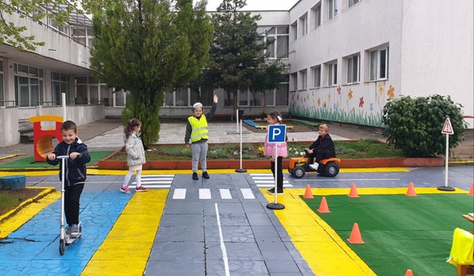Площадка по безопасност на движението има вече в детска градина "Синчец" в Благоевград.