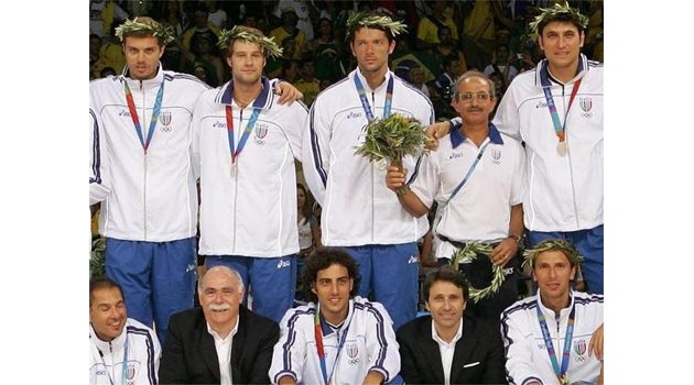 ВРЪХ: Сребърният олимпийски медал от Атина е най-големият връх в кариерата на Коци (първият вляво). По това време в националният отбор на Италия е и българинът с италиански паспорт Венци Симеонов (крайният вдясно)