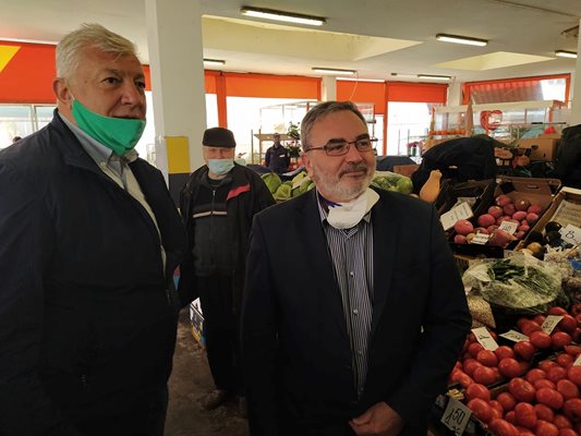 Д-р Ангел Кунчев и кметът Здравко Димитров обикалят сергиите на Четвъртък пазара.