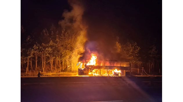 Автобус изгоря на магистрала "Тракия" до Вакарел СНИМКА: Найден Тодоров
