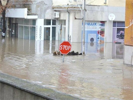 Наводнението в Харманли. Много читатели се притесняват за бъдещето на цивилизацията заради зачестилите природни катаклизми. СНИМКА: "24 ЧАСА"