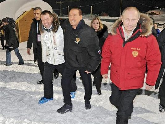 Премиерът Владимир Путин и президентът Дмитрий Медведев разхождат бившия италиански премиер Силвио Берлускони в новия ски курорт Красная поляна край Сочи. 
СНИМКА: РОЙТЕРС

