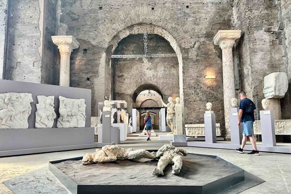 Част от експонатите на изложбата в Термите на Диоклециан Снимка: Виолина Христова