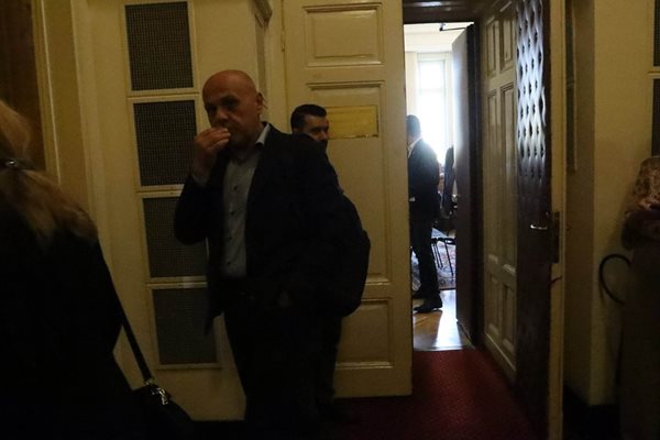 Томислав Дончев излиза от стаята на ДПС след разговора с ПП-ДБ