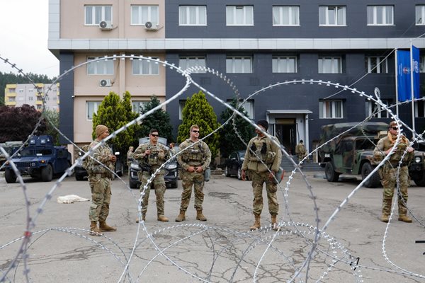 Политическата криза в Косово прерасна в насилие, при което пострадаха 30 военни от Кейфор СНИМКА: Ройтерс