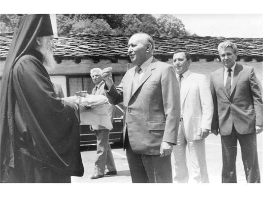 С хляб и сол посрещат Живков в Троянския манастир. Вляво е шефът на УБО ген. Илия Кашев, вдясно - личната му охрана Румен Ралчев, настоящ Велик приор на тамплиерите в България, и Лазар Дончев.