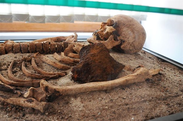 Скелетът в Перперикон е прободен по идентичмен начин - с палешник от рало. Затова се заговори, че има връзка с намерения "вампир" в Созопол.
СНИМКИ БУЛФОТО