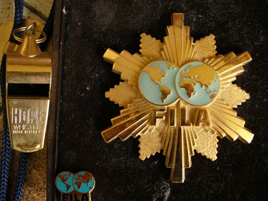 Отличията, които Тодор Грудев пазеше грижливо в дома си: златната свирка и големия златен знак на ФИЛА.