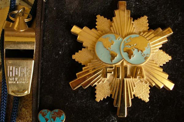 Отличията, които Тодор Грудев пазеше грижливо в дома си: златната свирка и големия златен знак на ФИЛА.