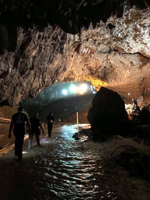 Шефът на “Спейс Екс” пусна кадри от вътрешността на пещерата капан, на които се виждат членове на спасителния екип, които газят в калните реки.