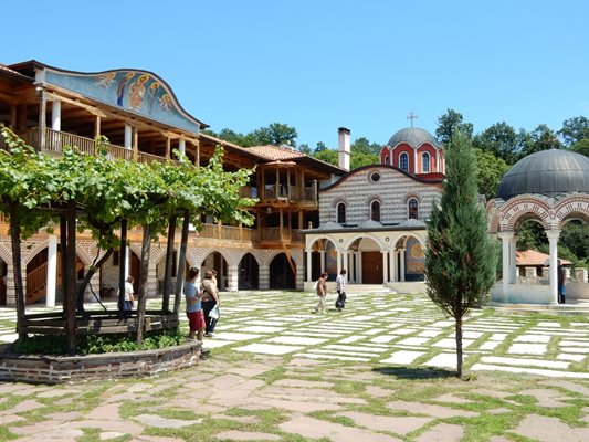 В двора на Църногорския манастир има лековит извор