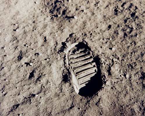 Първият отпечатък от човешки крак на Луната