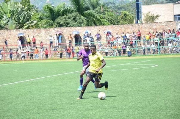На стадионите в Бурунди дори има и публика на мачовете. В момента играят лидерът “Льо Месажер дьо Нгози” (в жълто) и “Витал'О”.