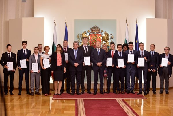 Президентът Румен Радев връчи наградите „Джон Атанасов“ за 2022 г.
СНИМКИ: ЙОРДАН СИМЕОНОВ