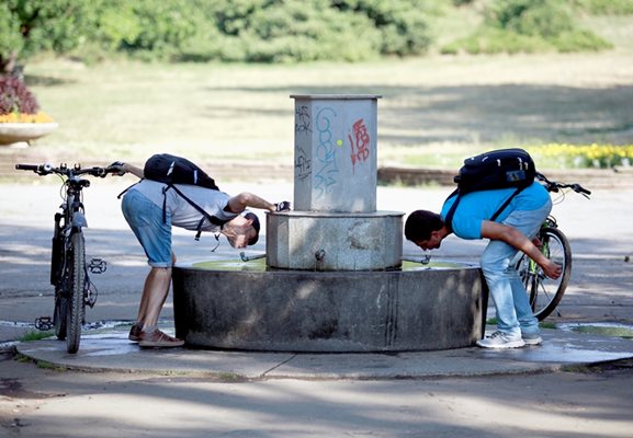 Младежи се разхлаждат със студена вода в Борисовата градина в София. Над 50 повиквания за пострадали в жегата е получил спешният център за столицата и областта.