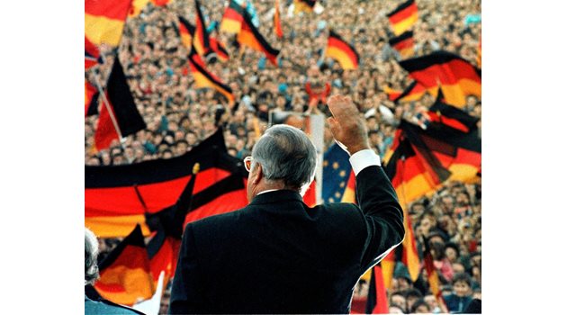 Хелмут Кол бе канцлер на Германия от 1982 до 1998 година.