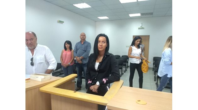 Габриела Медарова на разпоредителното заседание с родителите си в съда