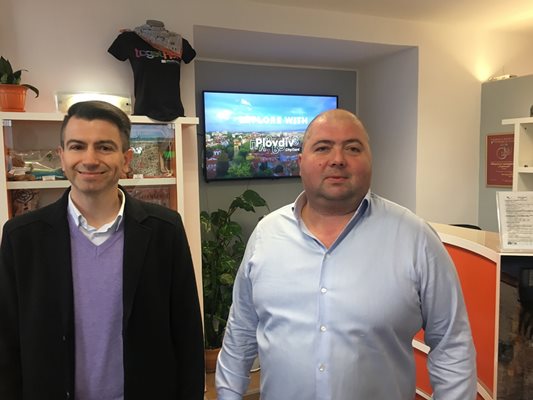 Шефът на "Старинен Пловдив" Йордан Илиев /вдясно/ и операторът са сити картата Ивайло Илиев обясниха новата услуга.