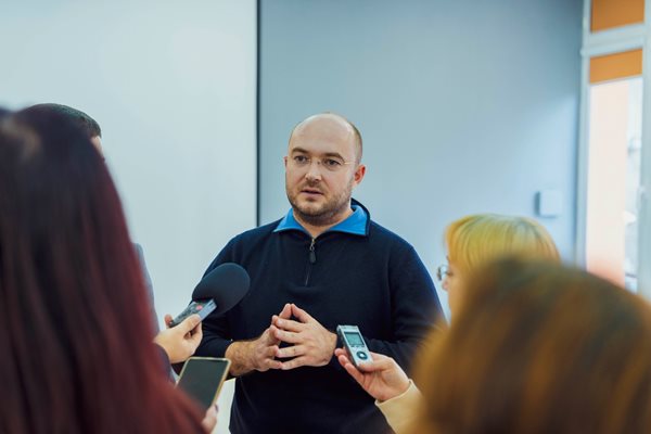 Георги Георгиев представя програмата за превенция от гръбначни изкривявания за ученици