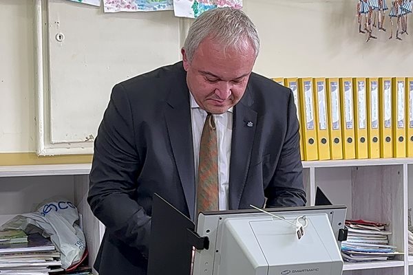 Министър Иван Демерджиев гласува с машина.