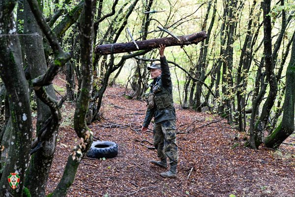 Близо 100 кадети от военния университет "Васил Левски" се учат да оцеляват в дивата природа Снимка: Фейсбук/ Министерство на отбраната