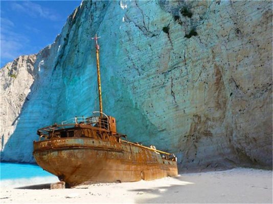 Корабът, потънал, докато пренася контрабандни цигари, е изхвърлен на един от най-красивите плажове в света.
