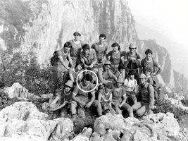 Тотю Младенов (вторият на първия ред от ляво на
дясно) с младежи по време на поход по стъпките на Ботевата чета през 1980 г.
СНИМКИ: ЛИЧЕН АРХИВ И ДЕСИ КУЛЕЛИЕВА
