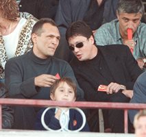 Всички собственици на “Любослав Пенев” ООД - Божков, Любо Пенев и Стойне Манолов, гледат мач. 