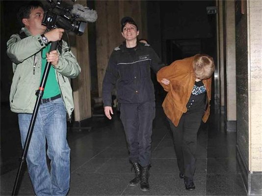 Иванка Томова крие лицето си в Съдебната палата.