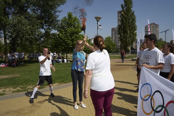 Председателят на БОК Стефка Костадинова посрещна щафетата и прие от ръцете на студенти от НСА факела със символичния олимпийски огън.