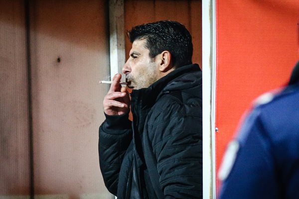 Иванов пали цигара след цигара на "Армията"