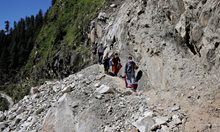 Лекари катерят скали за да ваксинират хималайски села