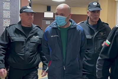 Съдебната охрана доведе Александър Радев с маска в залата. СНИМКА: Никола Михайлов