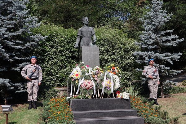 Паметникът на Апостола на Бунарджика бе обсипан с венци и цветя. Снимки: Община Пловдив