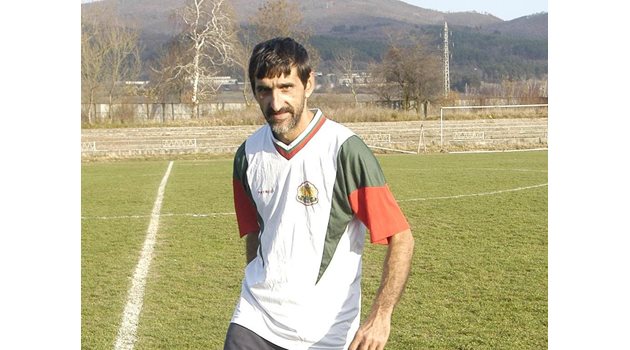 ВЕТЕРАН: Капитанът Красимир Янински е единственият българин в ромския тим.