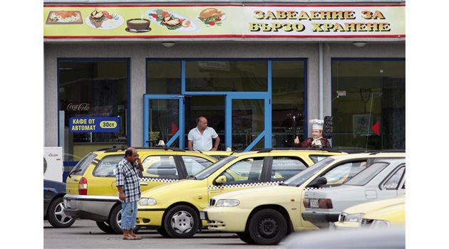 БИЗНЕС: Иван има заведение за бързо хранене на автогарата в Добрич.