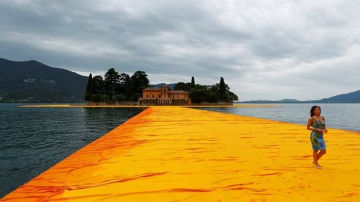 Плаващите кейове в италианското езеро Изео