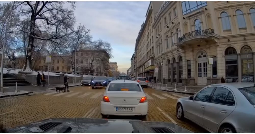 La voiture d’un diplomate a percuté une mère avec un bébé sur un chemin piétonnier du centre de Sofia (Vidéo)