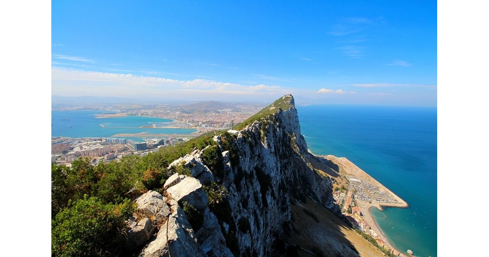 Gibraltar har anklaget Spania for å krenke landets suverenitet ved å forfølge smuglere