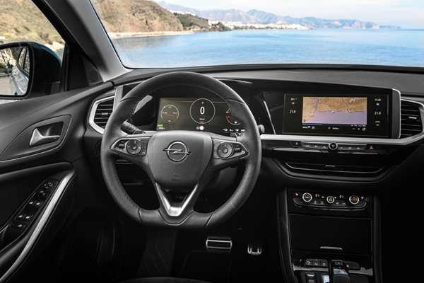 Кратки обучителни видеоклипове, които могат да се възпроизвеждат на екрана на информационно-развлекателната система в купето. Снимка: Opel