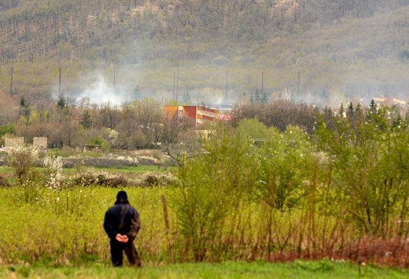 Гъсти пушеци се издигат над площадката на оръжейницата край село Иганово след взрива през 2015 г.